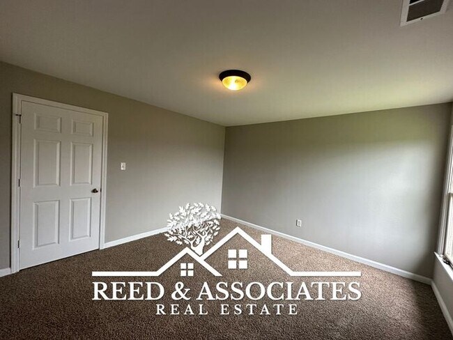 Building Photo - 4 Bedrooms in Southaven!