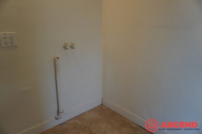 Building Photo - 1007 Castaic Ave