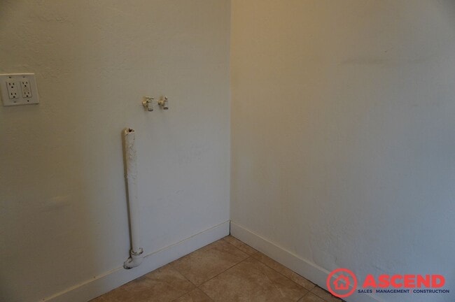 Building Photo - Spacious 3BD/1.5BA Home in Bakersfield's 93308 — Garage, Water Included & Small Pets Welcome!