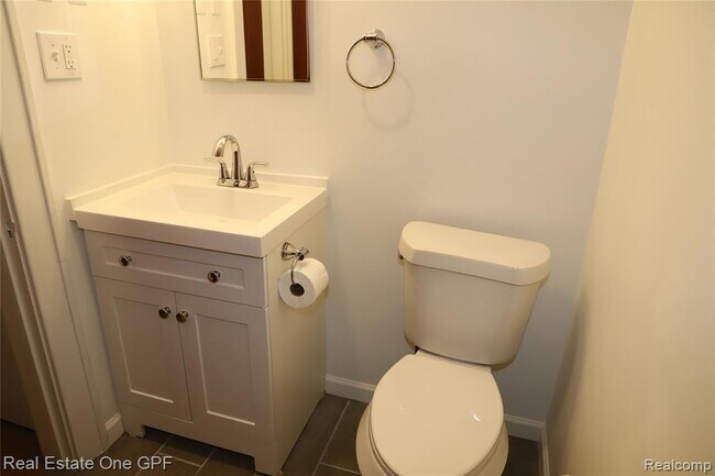 Building Photo - 271 W Maple Rd