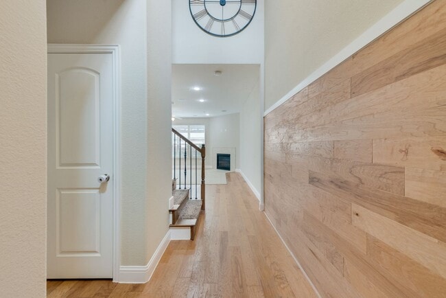 Building Photo - Luxury 3 Bedroom Townhome