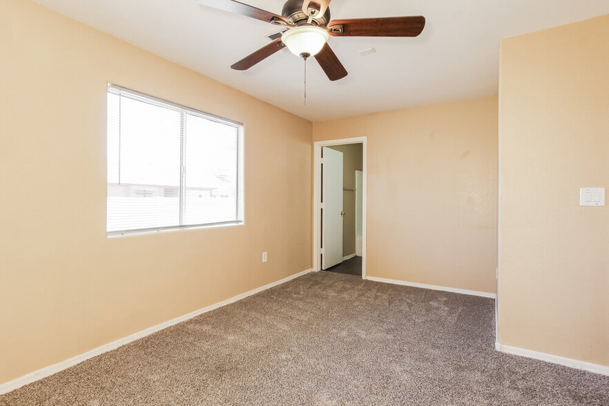 Building Photo - 305 E Gardenia Dr