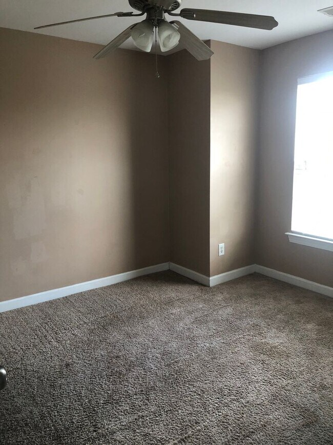 Building Photo - Beautiful 4-Bedroom,2.5-Baths with Two Car...