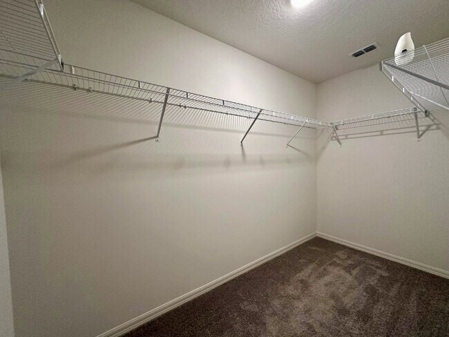 Building Photo - Large Family Home