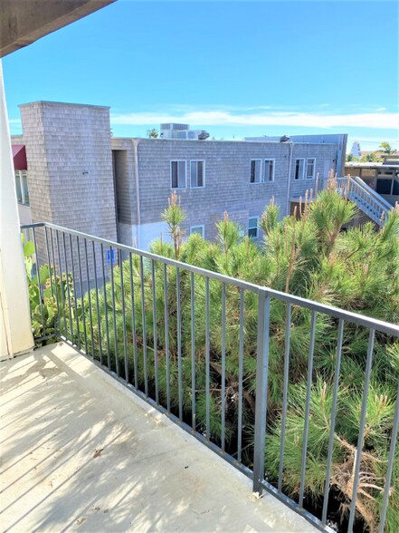 Building Photo - 147 Avenida Serra