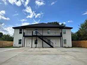 Building Photo - 102 Pecan Dr