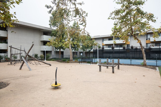 Building Photo - 3333 W 2nd St