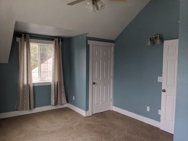 Building Photo - 64 Battle Hollow Ave