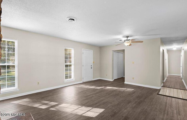 Building Photo - Beautiful 3 Bedroom Home-210 Country Rd. $...