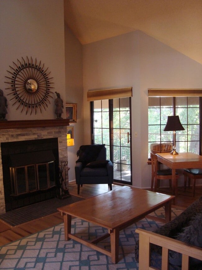 Building Photo - Top Floor FURNISHED 1 Bed/Office/Loft in P...