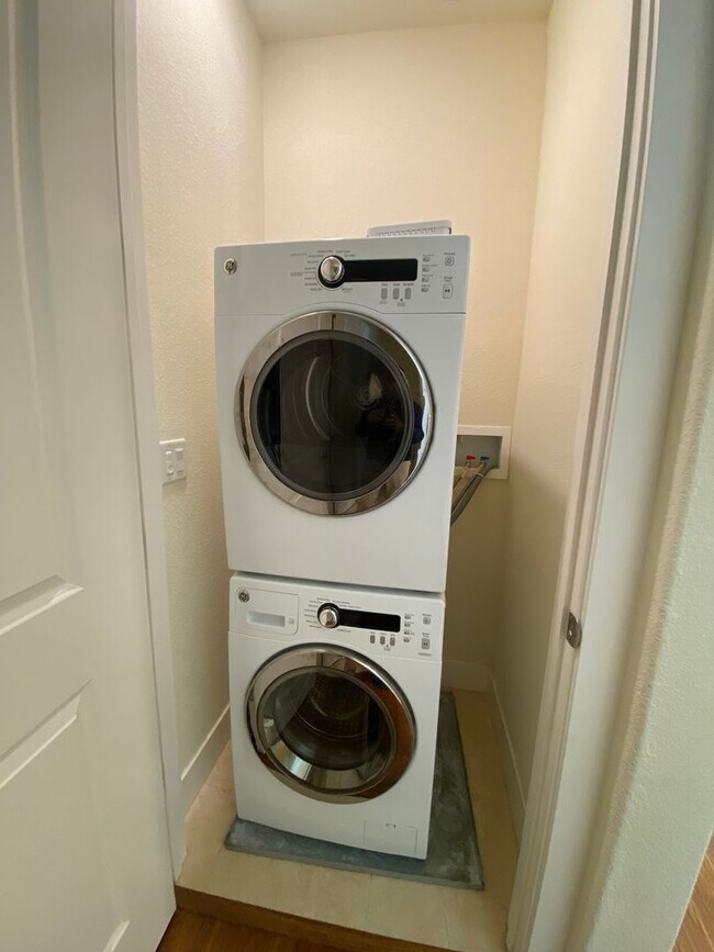 Building Photo - ALMOST NEW, SUPER CLEAN 2 BED, 2.5 BATHS, WOOD FLOORS, STAINLESS STEEL APPLIANCES, CLUBHOUSE WITH...