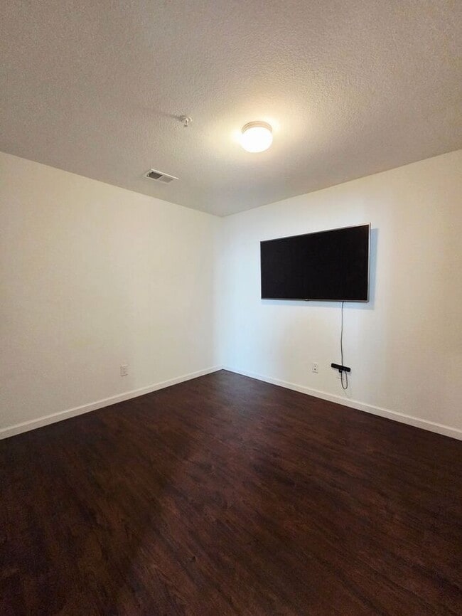 Building Photo - Cute Spacious Townhome in Prime Location | Move In Today- Save 50% OFF First Month's Rent!