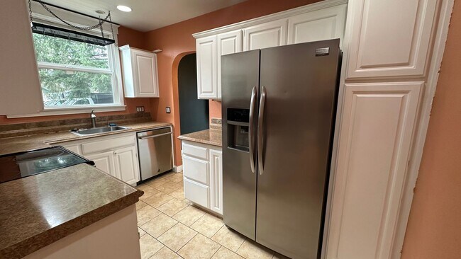 Building Photo - Portland Original Bungalow! Hardwoods, Lar...