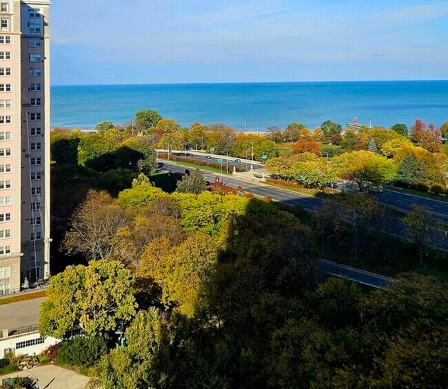 Building Photo - 5455 N Sheridan Rd