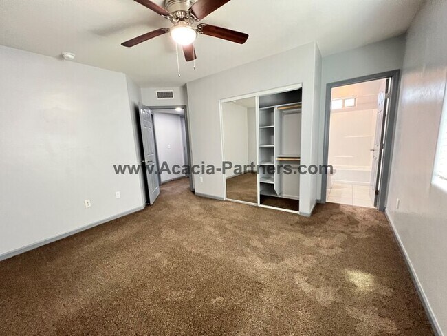 Building Photo - Newer Two Bedroom Town Homes