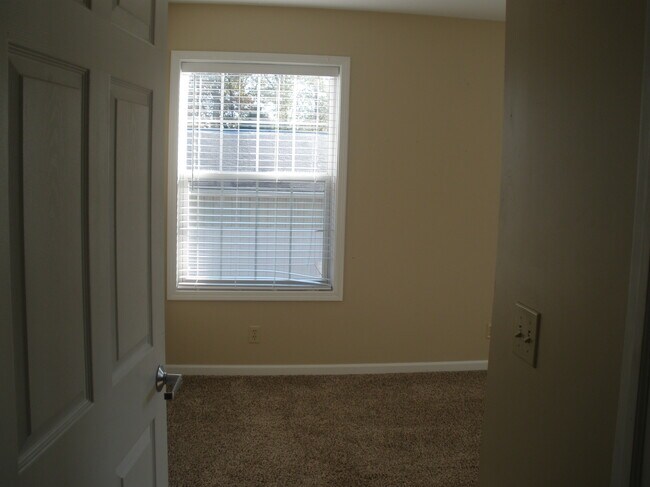 Building Photo - 1014 Hospital Dr