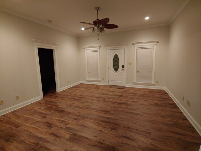 Building Photo - Cobblestone