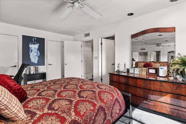 Building Photo - 540 N W Knoll Dr