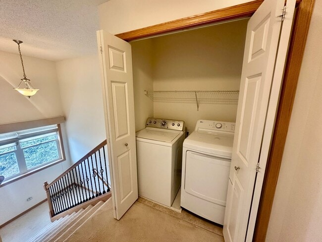 Building Photo - Gorgeous X-Large 4 Bedroom Townhome in Maplewood!