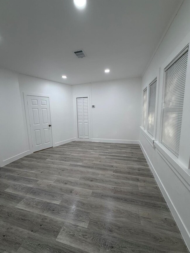 Building Photo - 1131 S N St