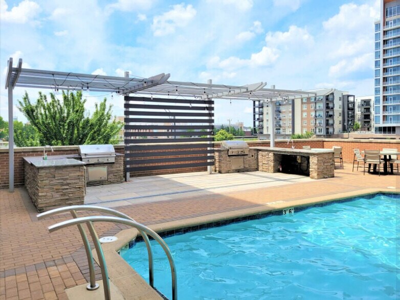 Building Photo - 424 W Trade St