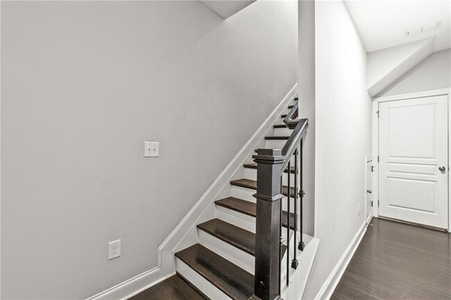 Building Photo - 4435 Donahue Ave