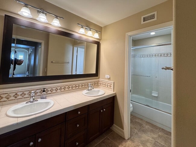 Building Photo - Single House Irvine