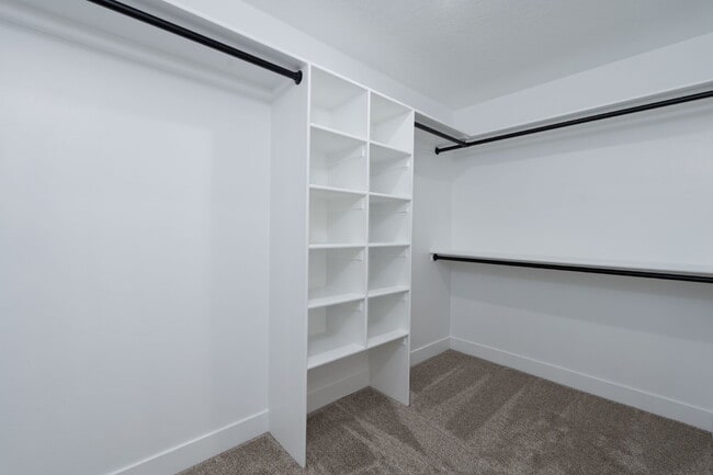 Building Photo - Spacious & Comfortable Home in Quiet Vernal Neighborhood