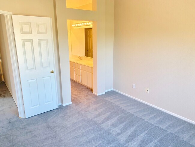 Building Photo - 1014 S Rossano Way