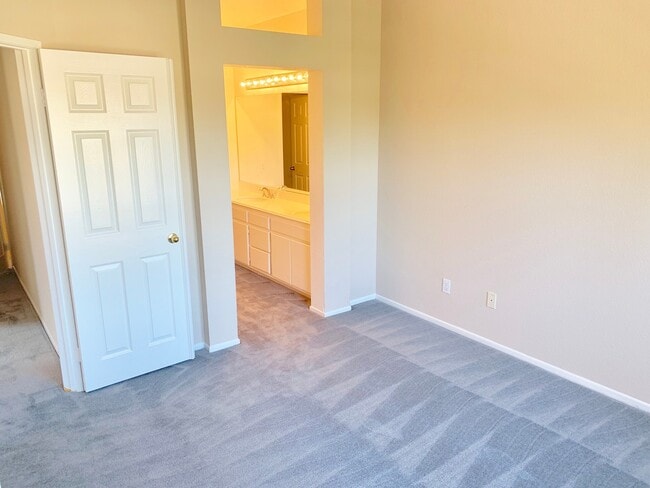 Building Photo - 3 Bedroom 2 Bathroom Condo for Rent in Anaheim Hills!