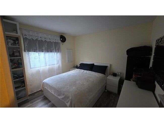 Building Photo - 9461 Ranchview Ln N