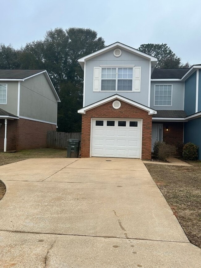 Building Photo - Dunwoody Subdivision - End Unit!  EXTRA PARKING!