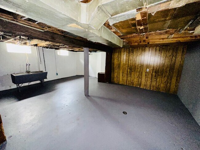 Building Photo - 3 Bedroom 1 Bath 2 Car Garage Welcome Sect...