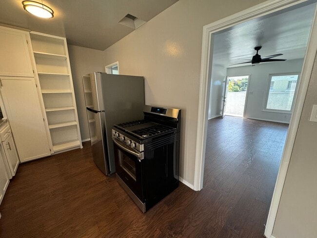 Building Photo - 1520 N Fair Oaks Ave