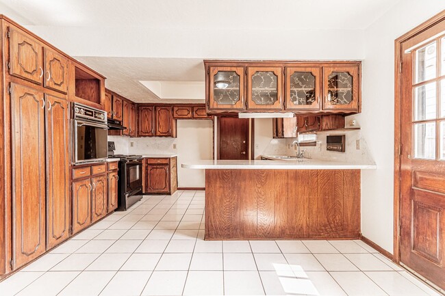 Building Photo - 4 Bed 2 Bath in SW Oklahoma City