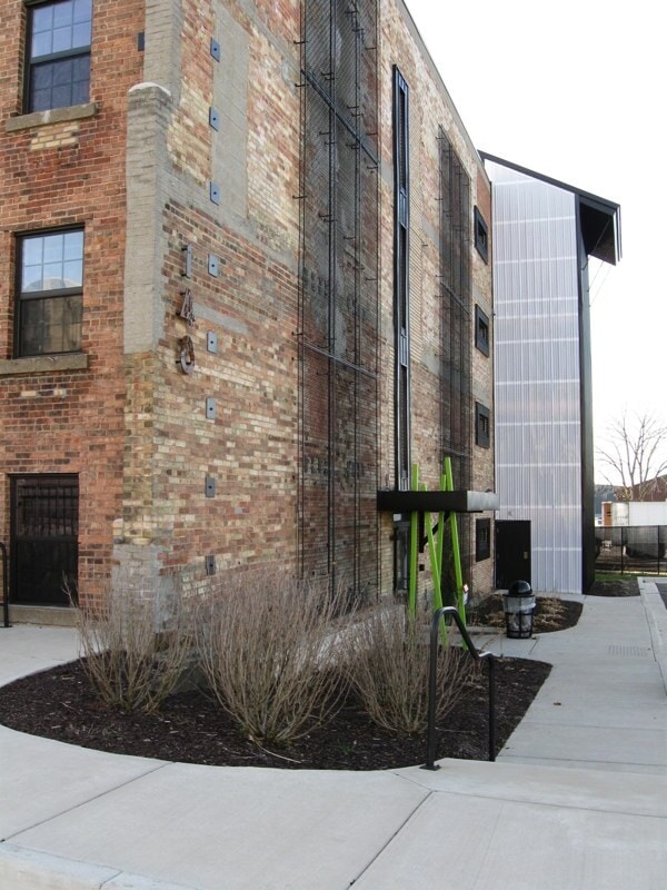 Building Photo - 148 S River Ave