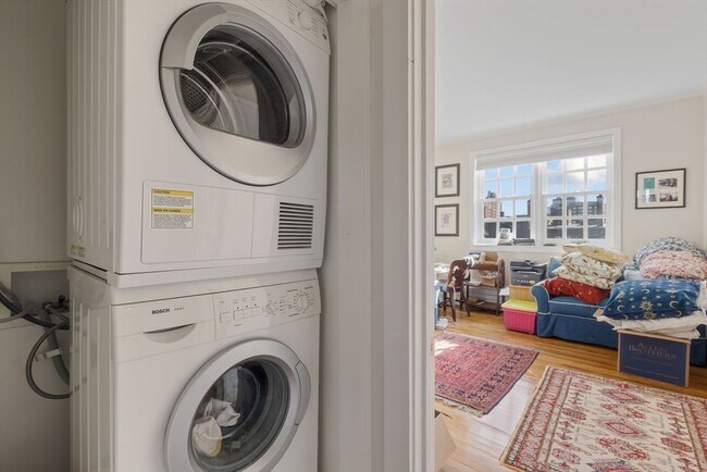 Building Photo - 122 Beacon St