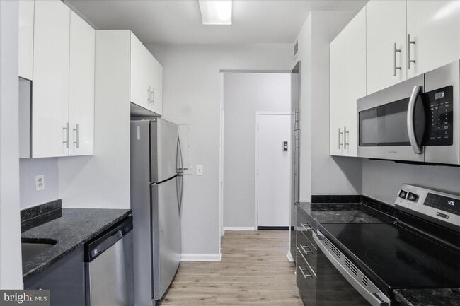 Building Photo - 3245 Rio Dr