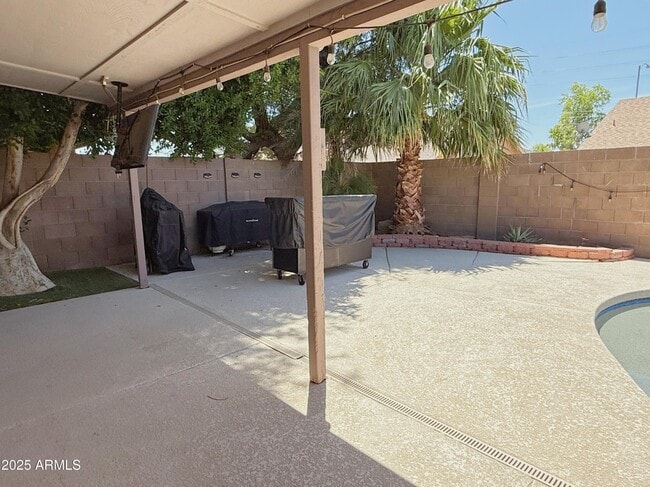 Building Photo - 8403 W Dreyfus Dr