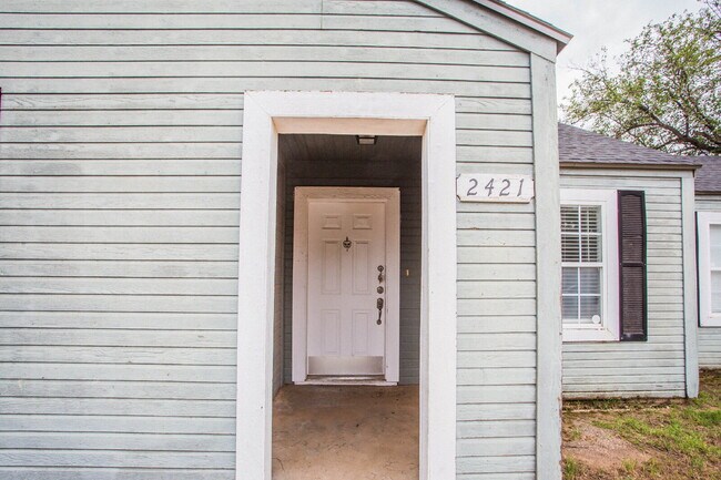 Building Photo - Move-In Ready! Stunning Home with Modern U...