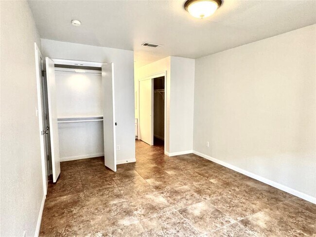 Building Photo - 1202 Thorpe Ln