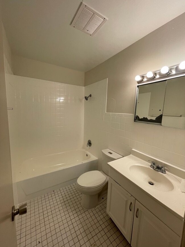Building Photo - 1/2 Duplex Near Downtown Deland and Stetso...
