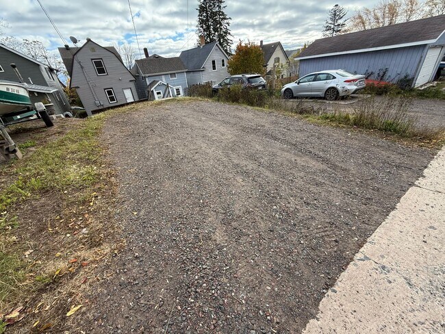Building Photo - Duluth, MN - 4 bed - 1 Batg