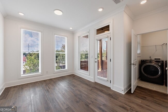 Building Photo - 10744 Davis Dr