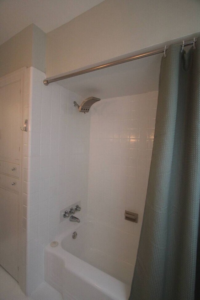 Building Photo - For Lease - 3 Bed, 1.5 Bath, 1600sqft, Sin...