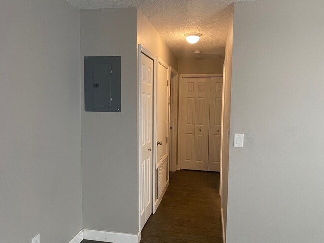 Building Photo - 2 Bedroom/2 Bathroom Recently Remodel!