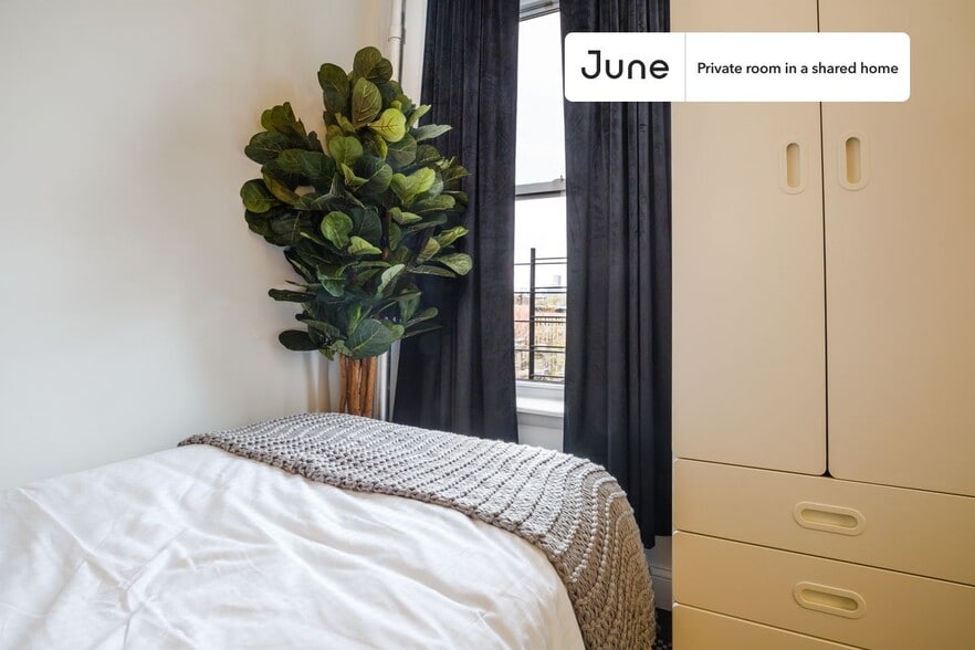 Building Photo - Room in Shared 3 bed/1 bath home