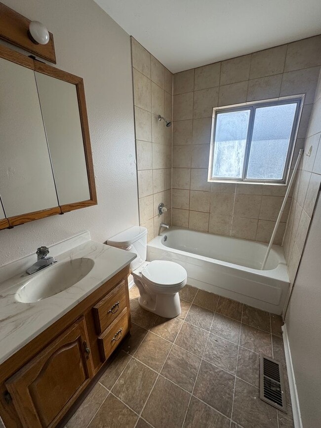 Building Photo - Lovely 3 bedroom 2 bath in North Colorado Springs