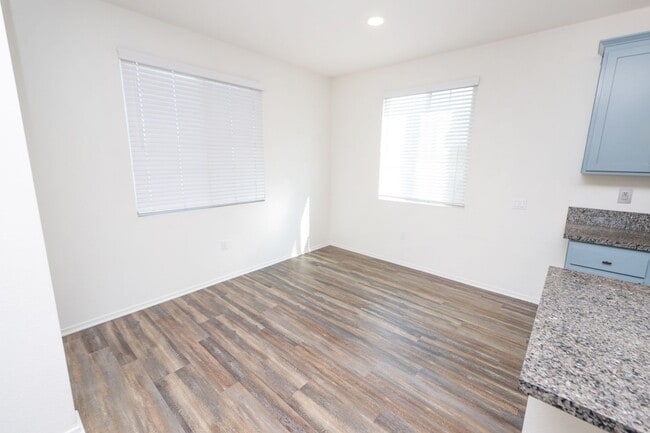 Building Photo - Amazing 3 Bedroom Condo available now! Totally loaded unit, schedule a tour today!