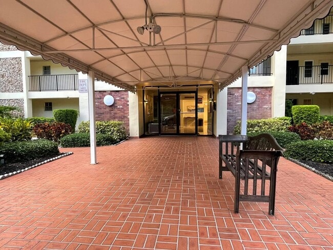 Building Photo - 2751 N Palm Aire Dr